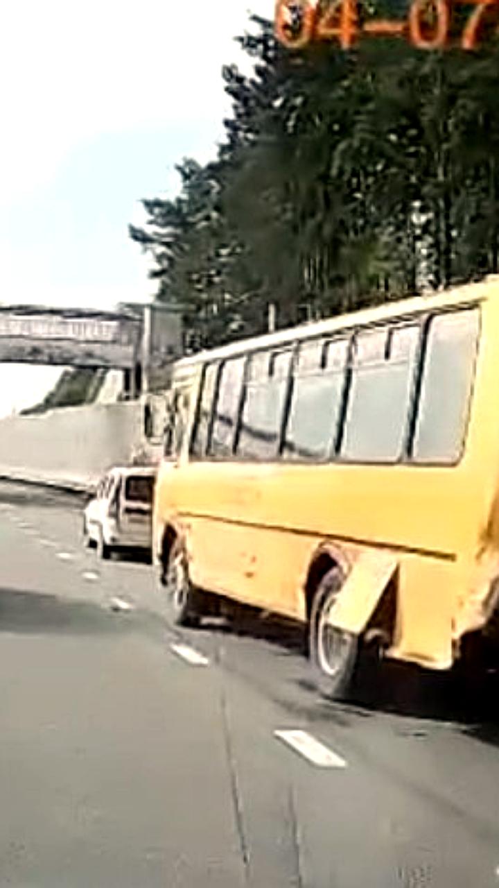 ДТП с детским автобусом и легковушкой на ЕКАД: пострадали четыре человека