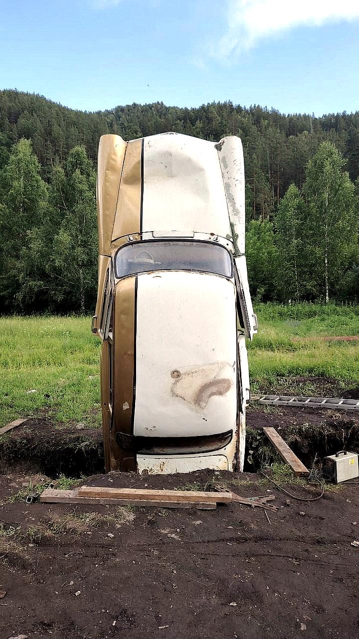 На Алтае создают уникальный арт-объект из старых автомобилей