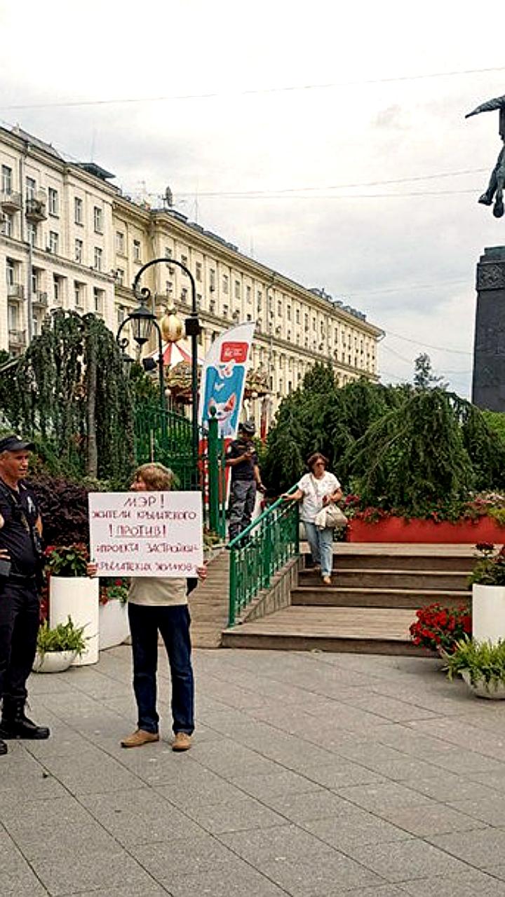 Полиция задержала нетрезвых рабочих за агрессивное поведение в парке Крылатских холмов