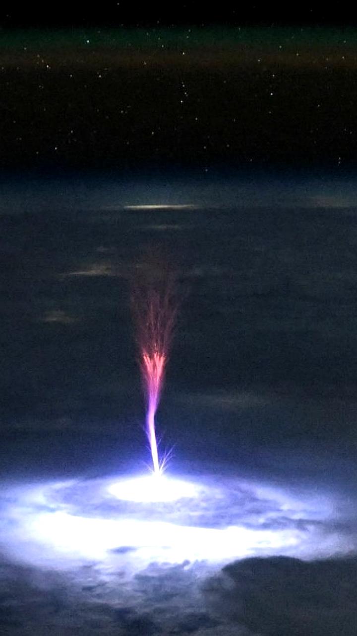 Спрайт, сфотографированный с МКС, вызывает обсуждения среди экспертов