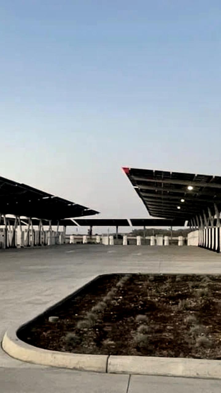 Tesla открывает автономную солнечную зарядную станцию Oasis Supercharger в Калифорнии