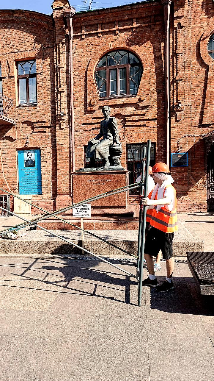 В Омске начались работы по ремонту памятника Чокану Валиханову