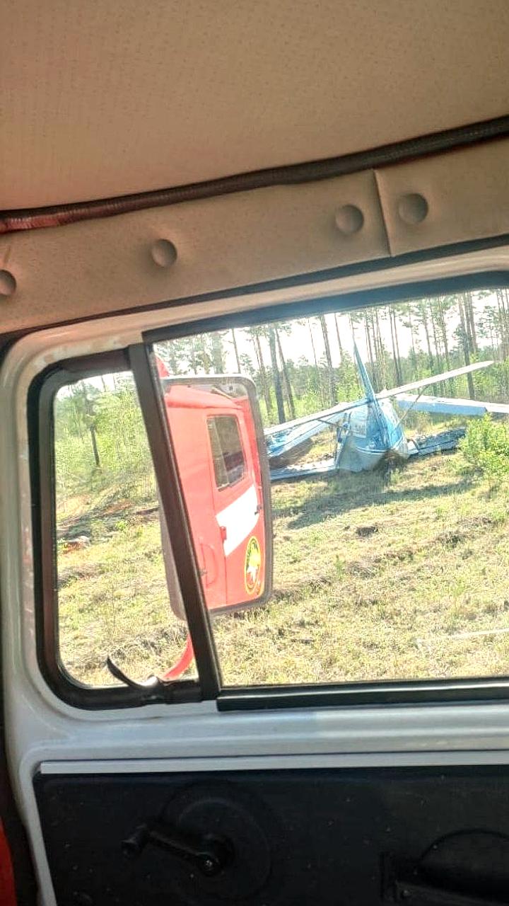 Падение самолета Ан-2 в Смоленке: пилот успешно посадил на полянку