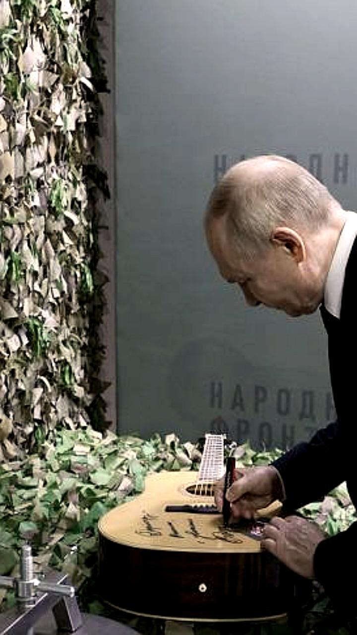 Путин подписал гитару для директора школы из Волгограда на форуме 'Все для победы!'