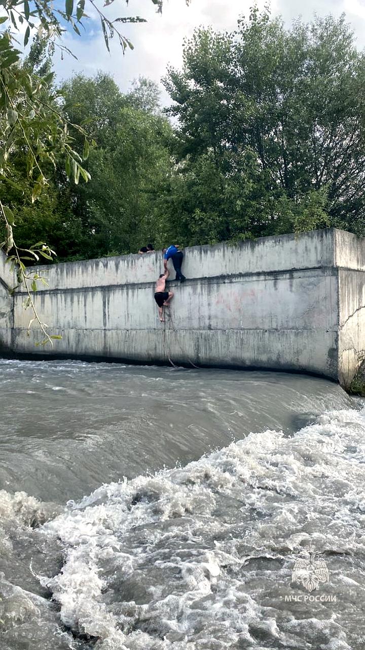 Спасение юноши из водопада на реке Гизельдон в Северной Осетии
