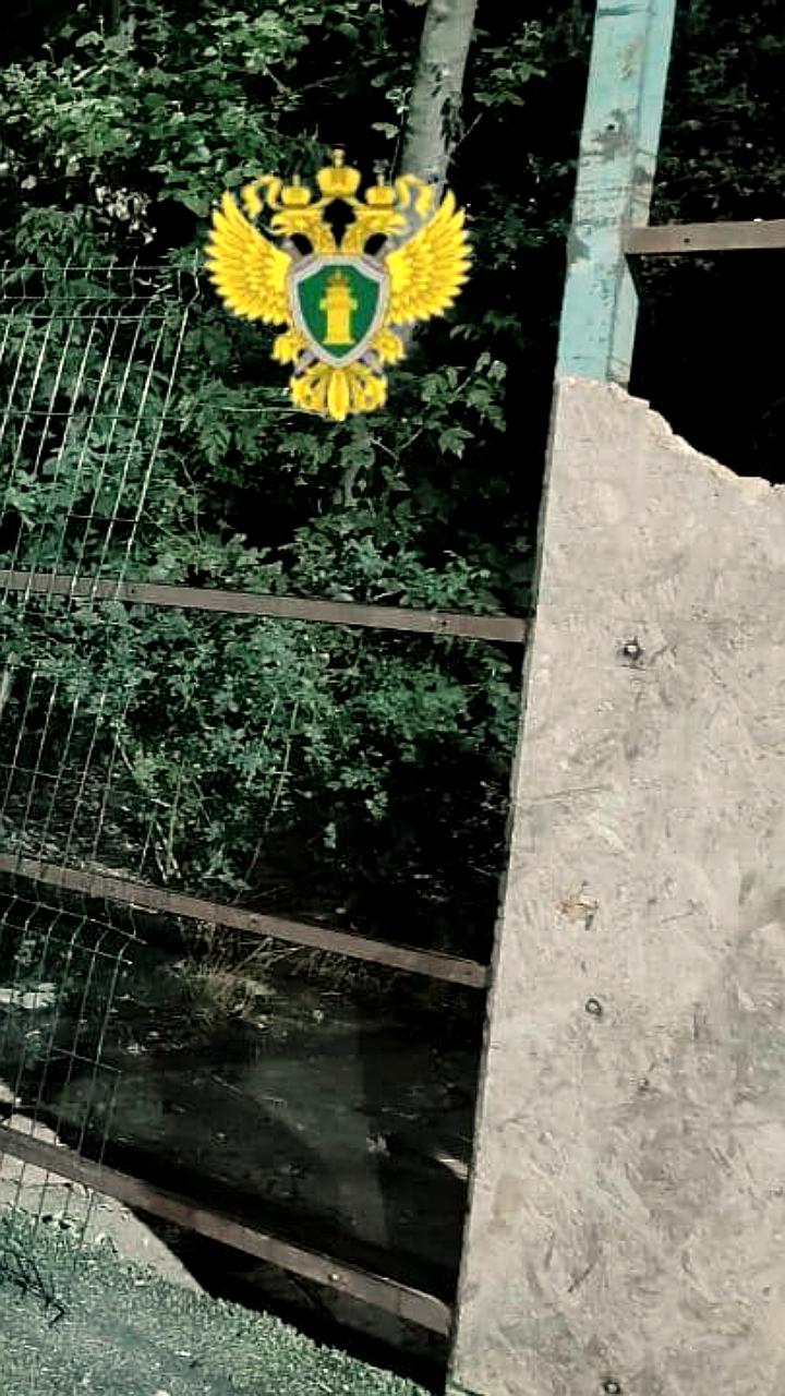 Прокуратура проводит проверку после травмы ребенка на детской площадке в Мегионе