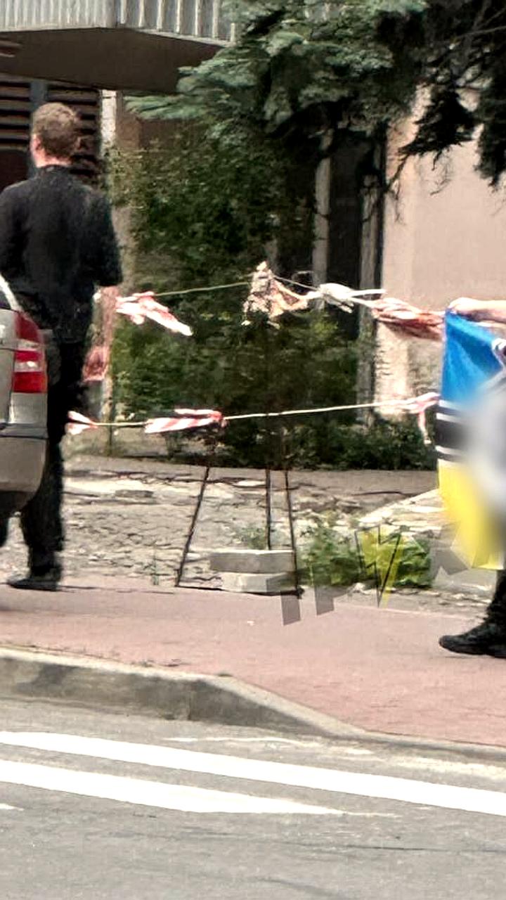 В Киеве разыскивают мужчину, развернувшего флаг с нацистской символикой