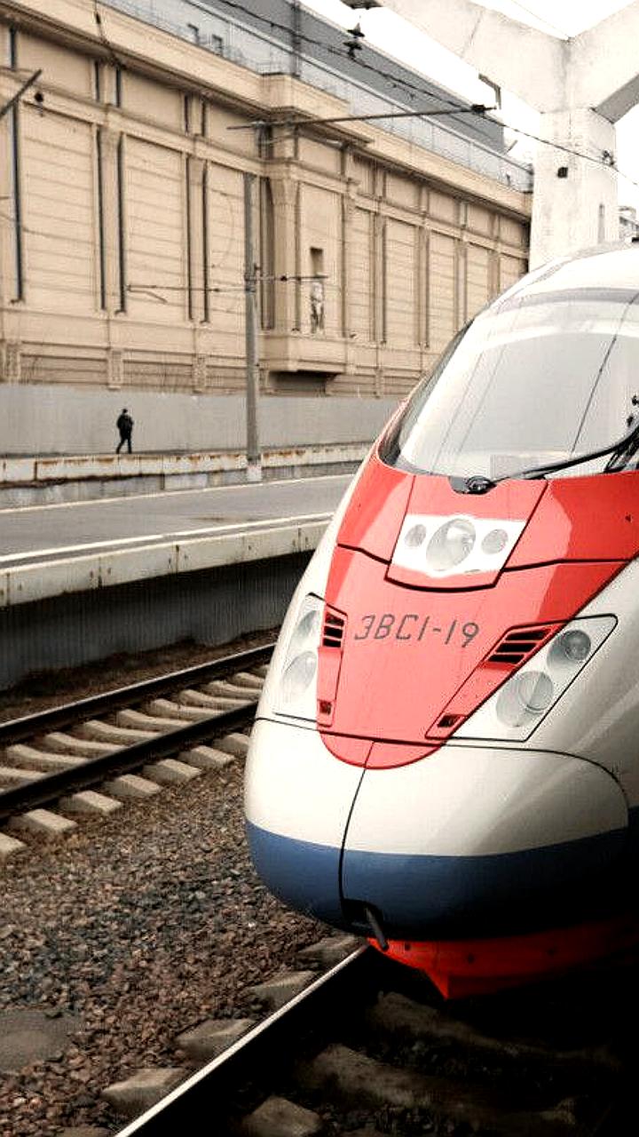 Дополнительные вагоны в поездах между Москвой и Санкт-Петербургом для помощи пассажирам