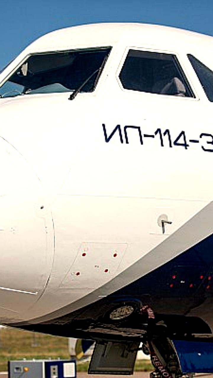 Михаил Мишустин осмотрел модернизированный Ил-114-300 на выставке 'Иннопром' в Екатеринбурге