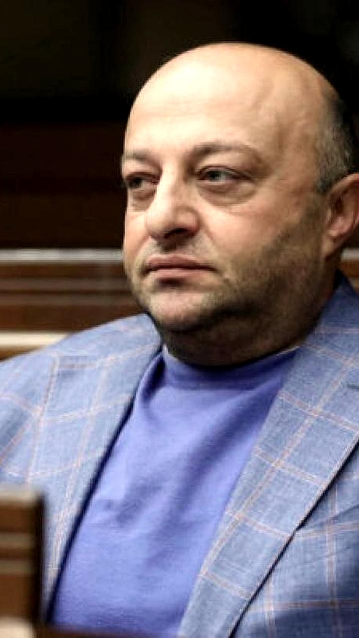 Депутат Артур Саркисян вызывает потасовку в Национальном собрании Армении