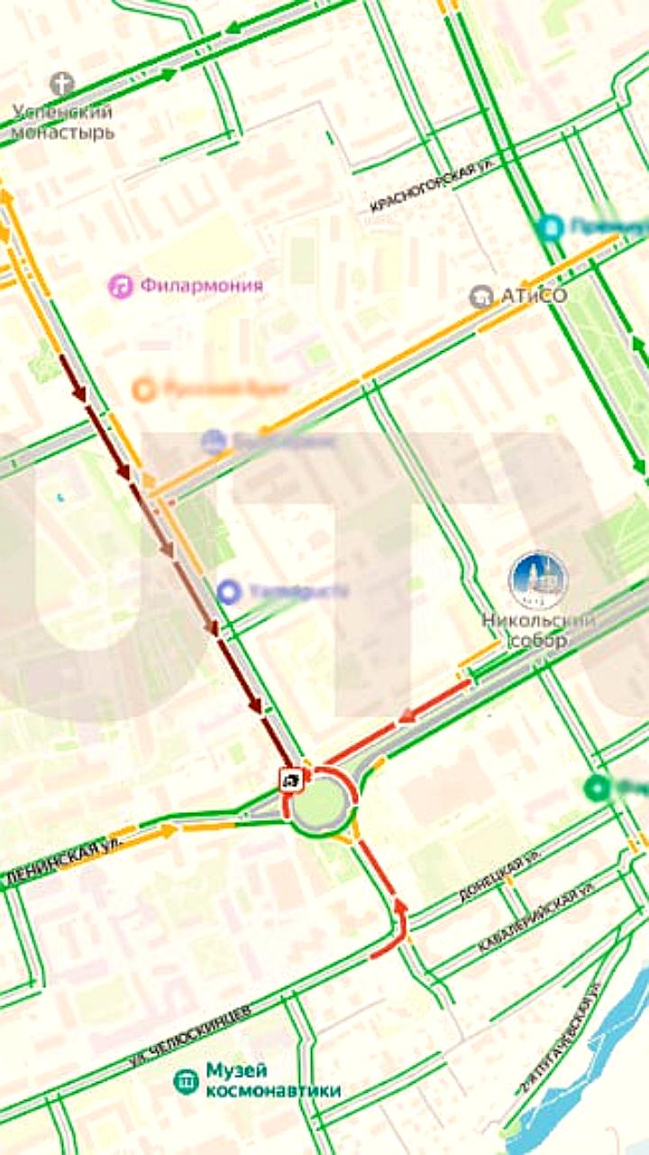 В Оренбурге иномарка врезалась в столб, пострадавших нет