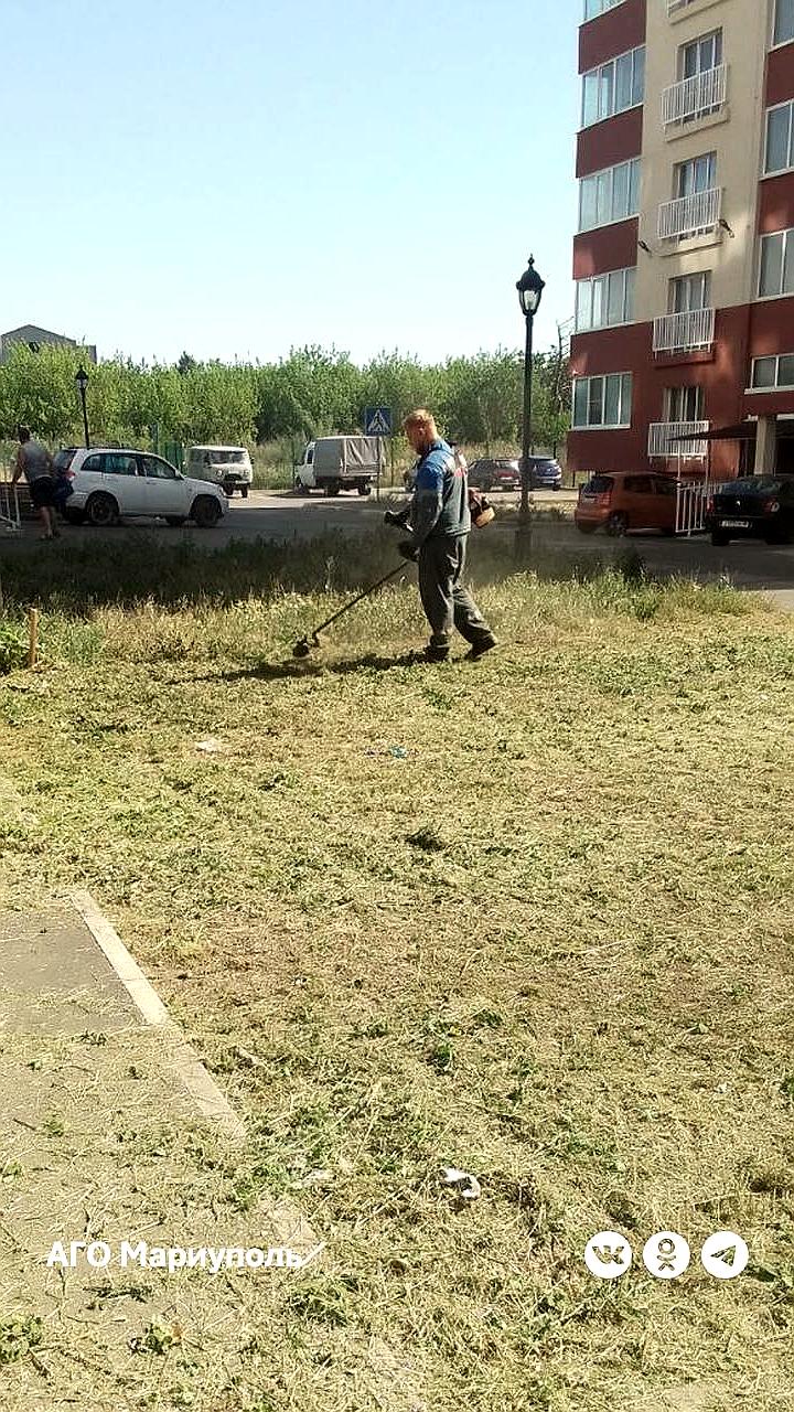Активные работы по благоустройству и покосу травы в Заволжском районе и Мариуполе