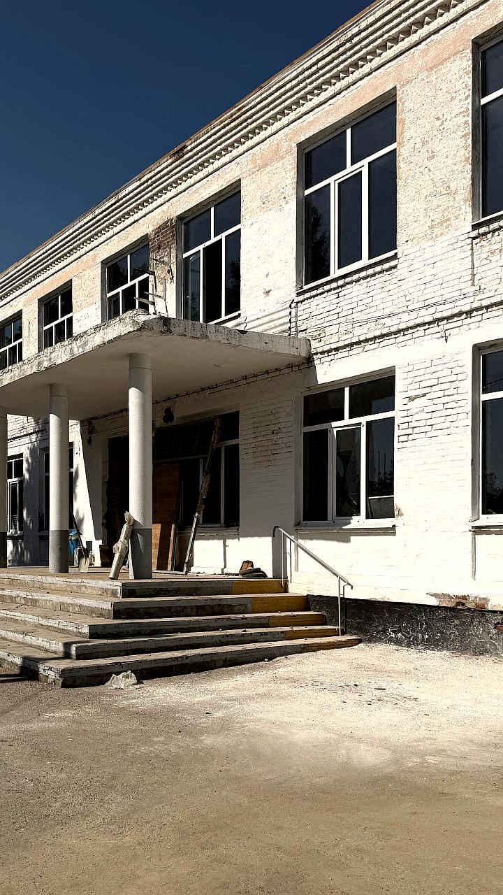 Капитальный ремонт школы в Кировской области и замена кровли в Геническе