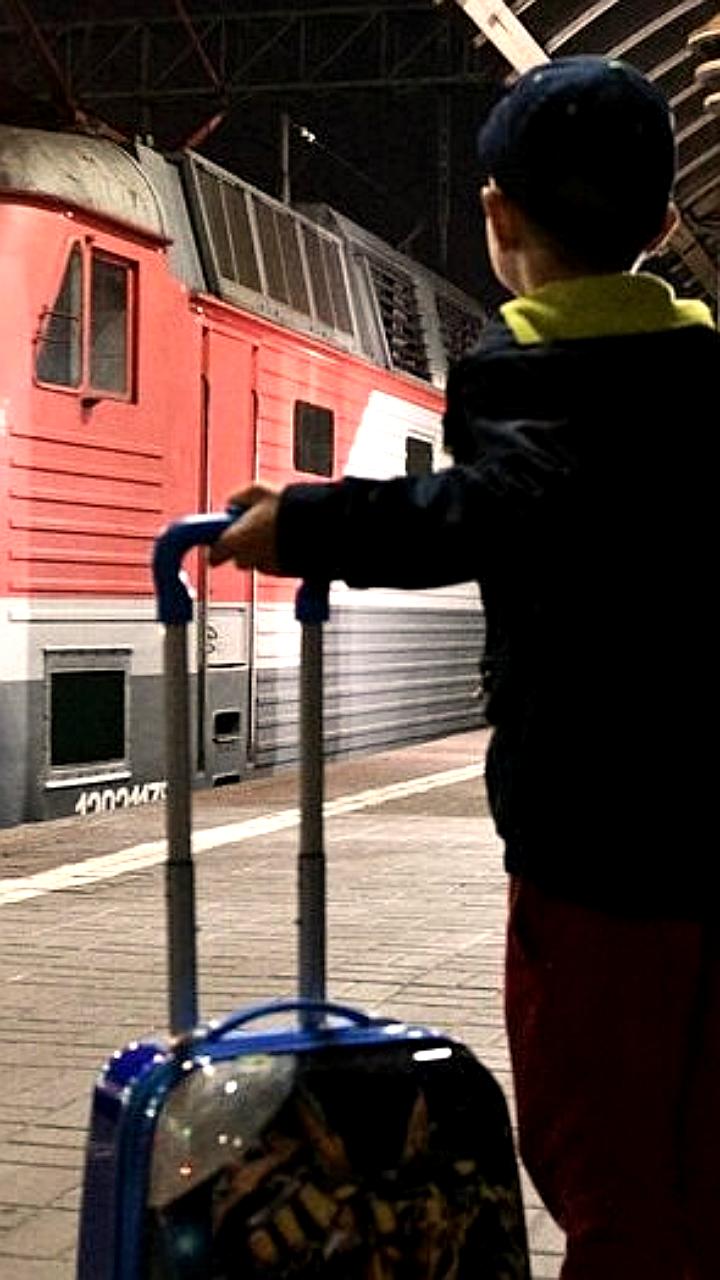РЖД запускает инициативу по раздаче наборов для творчества детям в поездах