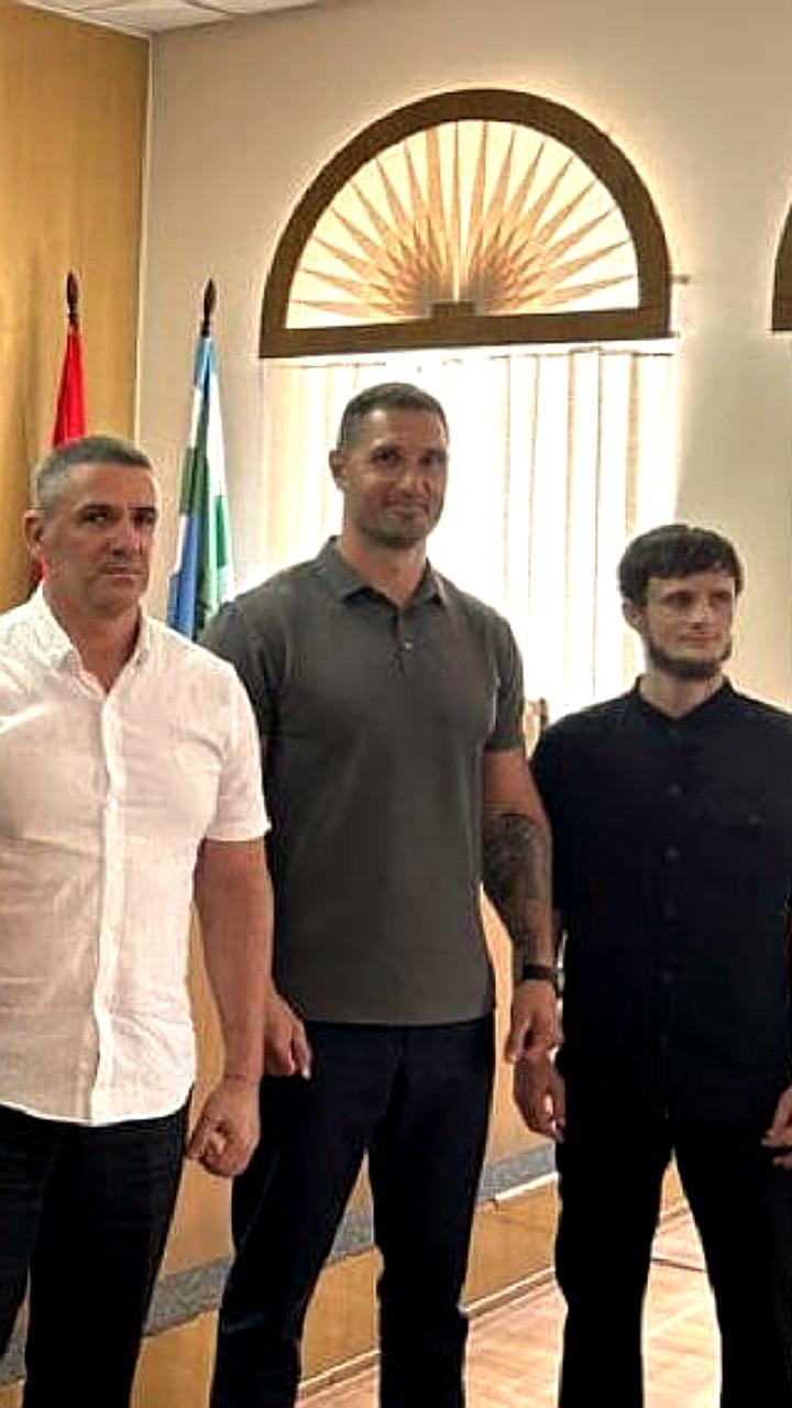 Франсимар Баррозу проводит мастер-классы для юных бойцов в Бердянске