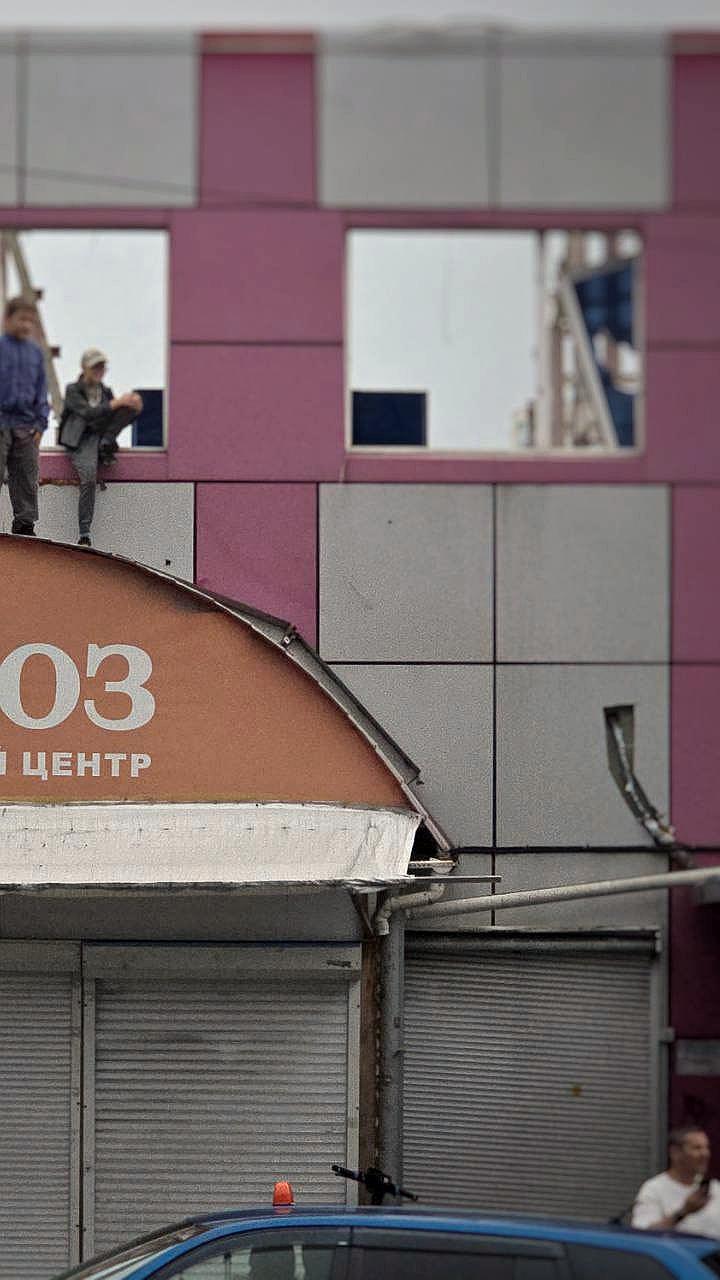Опасные игры подростков на разрушенном рынке на Спортивной