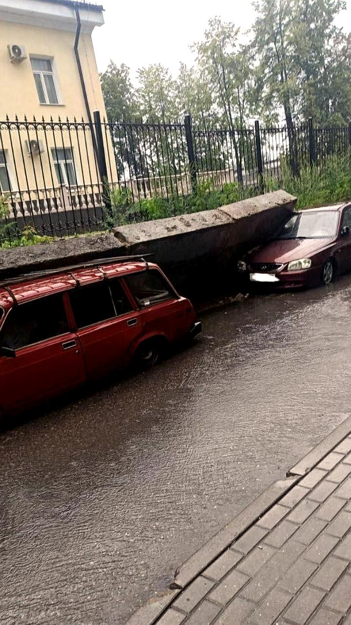 Непогода в Балашихе: бетонные плиты упали на автомобили