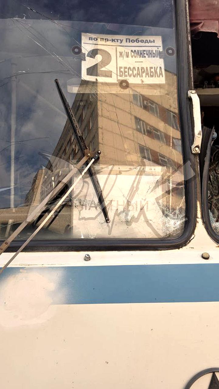 Атака дронов на автобус в Горловке: пострадал водитель