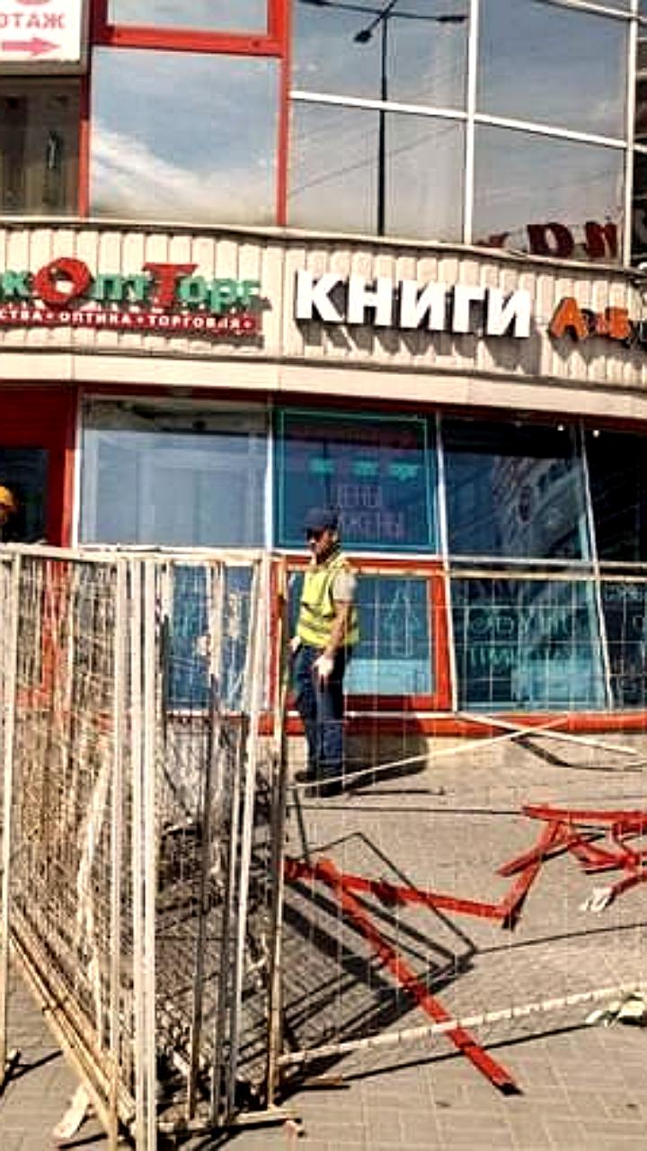 Снос незаконного торгового центра у метро «Приморская» вызывает споры