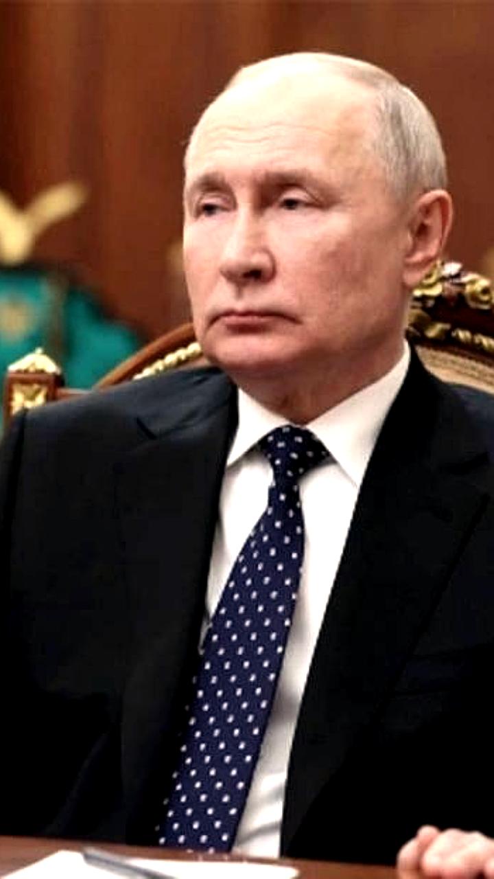 Путин подписал закон о скидках на госпошлины при дарении жилья и для участников СВО