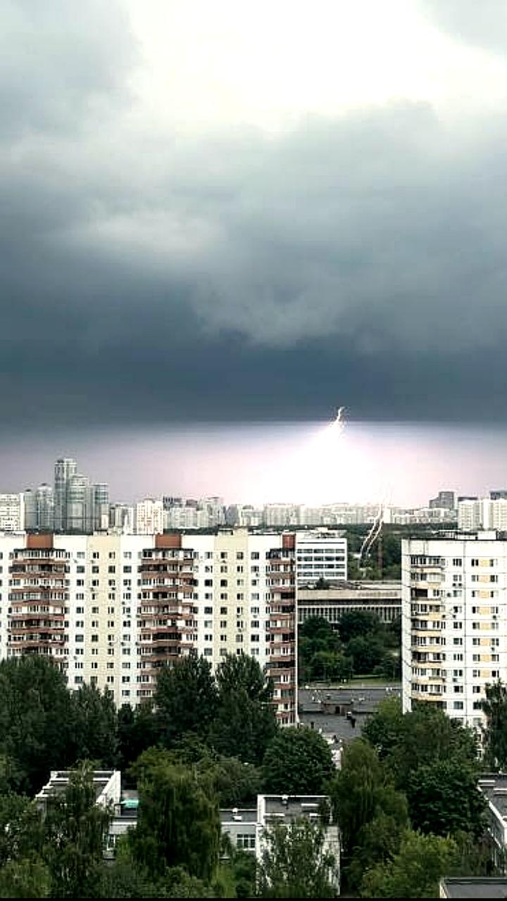 МЧС предупреждает о грозах и ливнях в Москве и Карелии