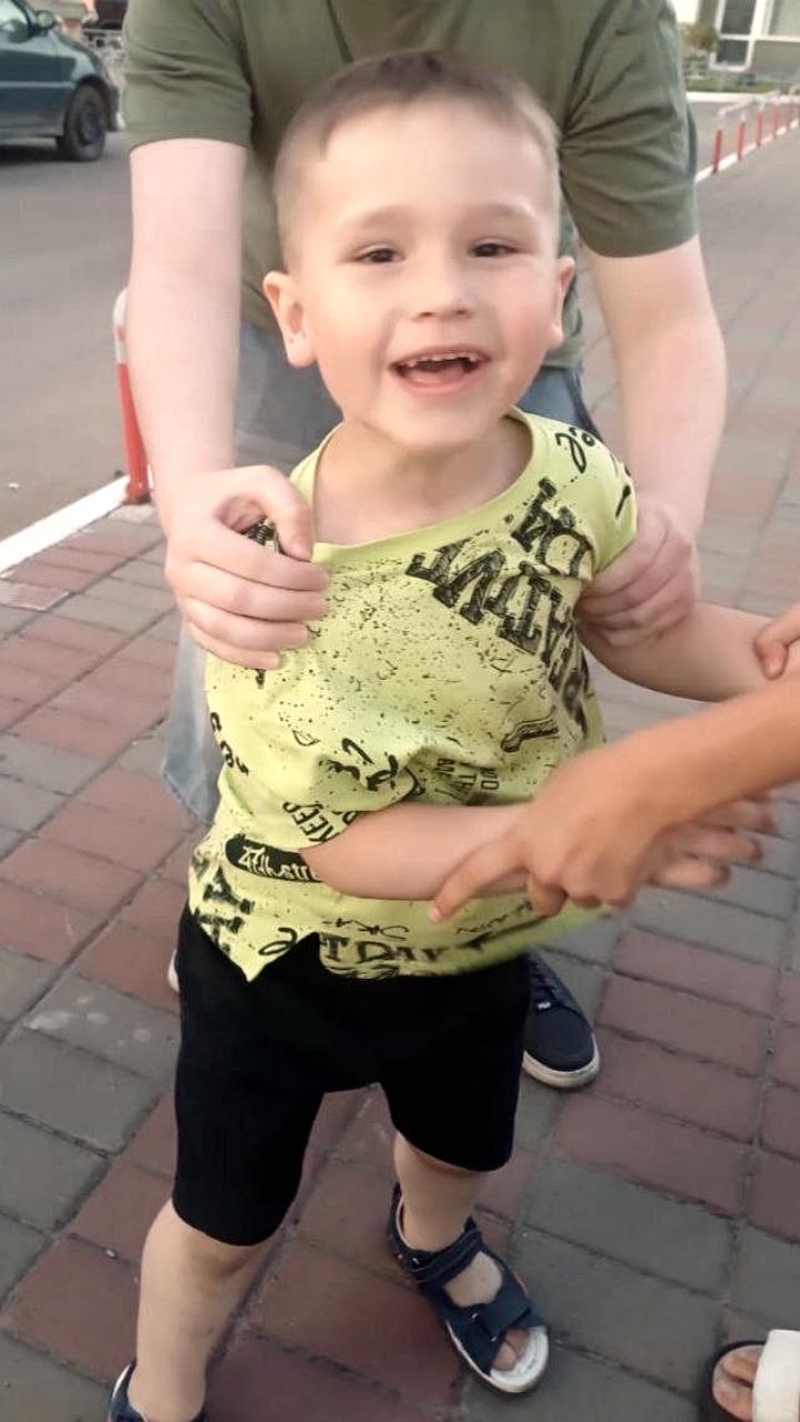 В Красноярске полицейские нашли 4-летнего мальчика, гулявшего один на улице