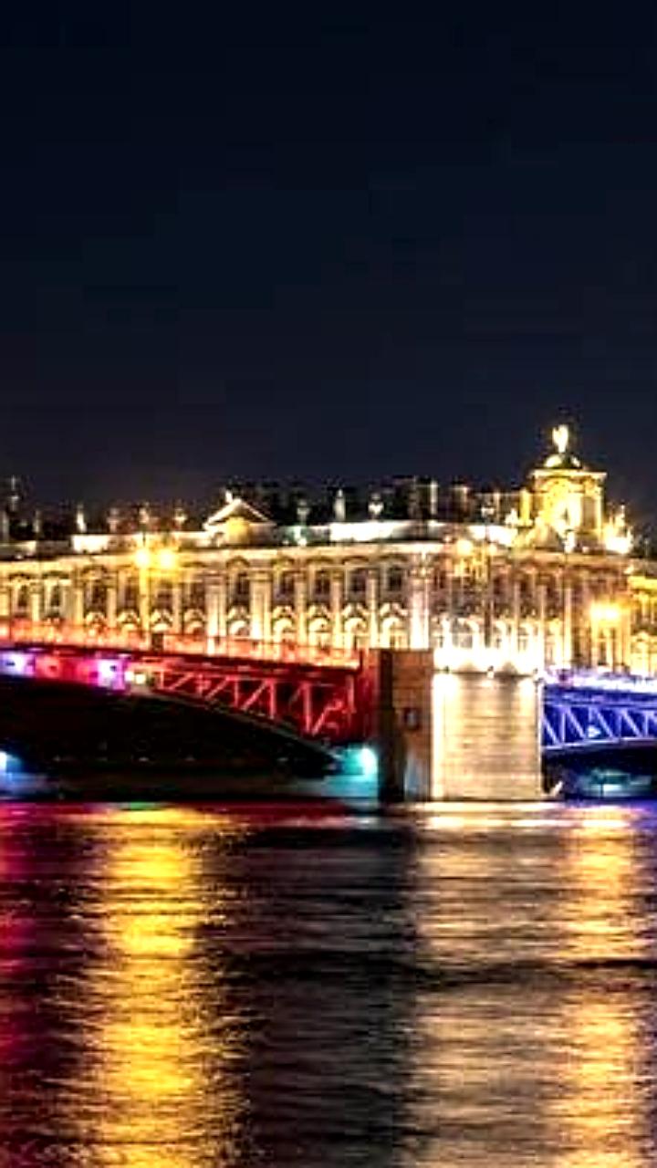 В Петербурге три моста и Ростральные колонны освятятся в цвета триколора к Дню ВМФ