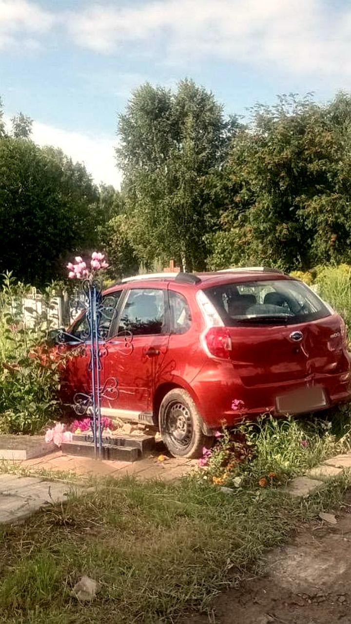 Женщина на Datsun врезалась в могилы на кладбище в Городецком округе