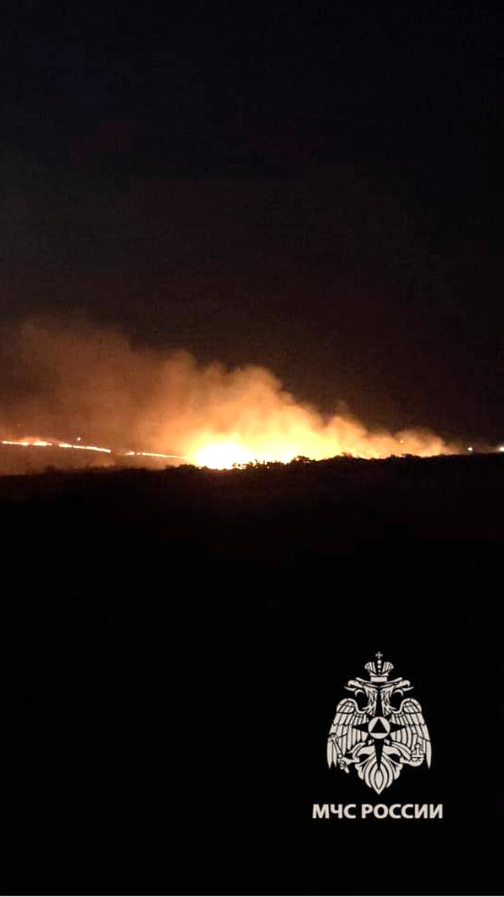 Пожар в Невинномысске угрожает домам в СНТ