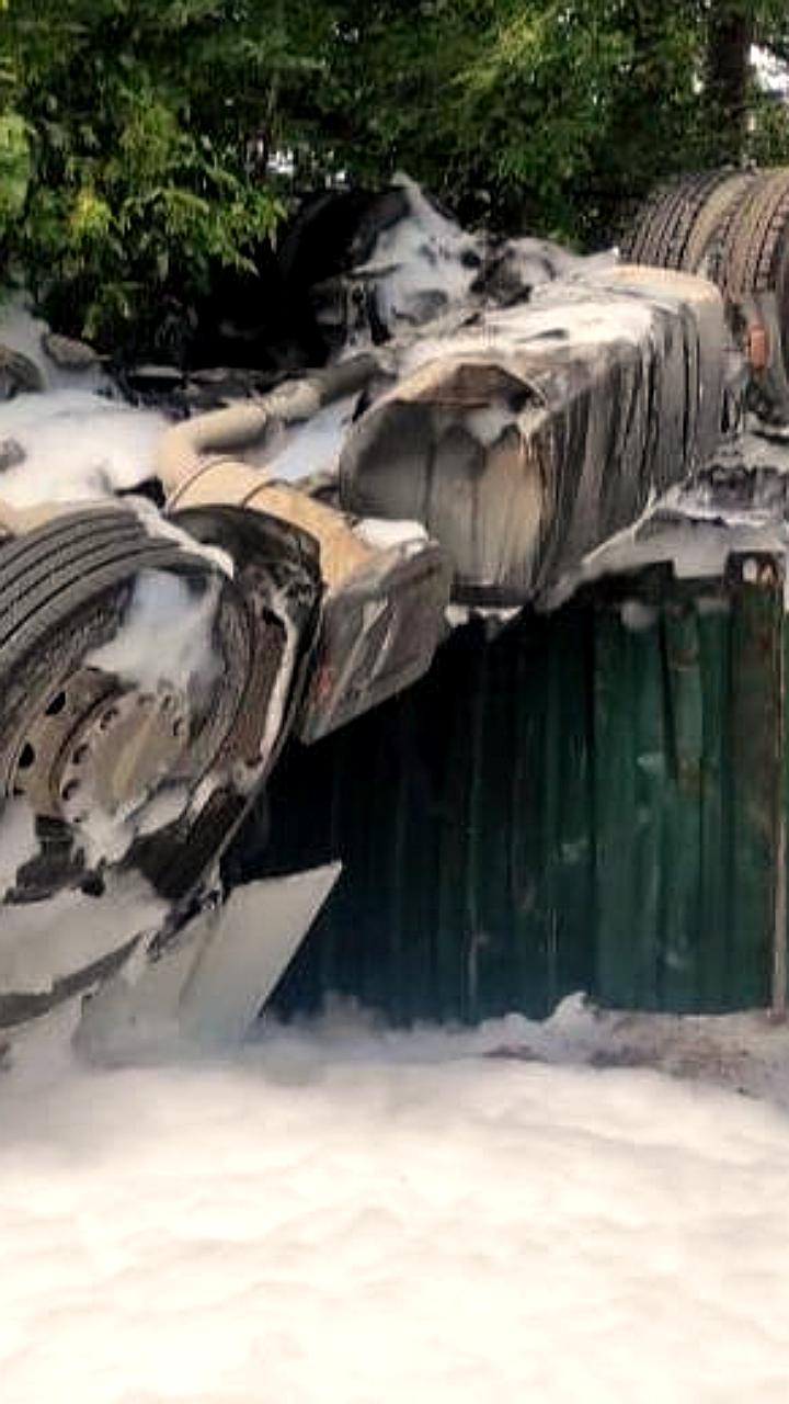 Переворот грузовика в Томске: водитель госпитализирован после попытки избежать столкновения