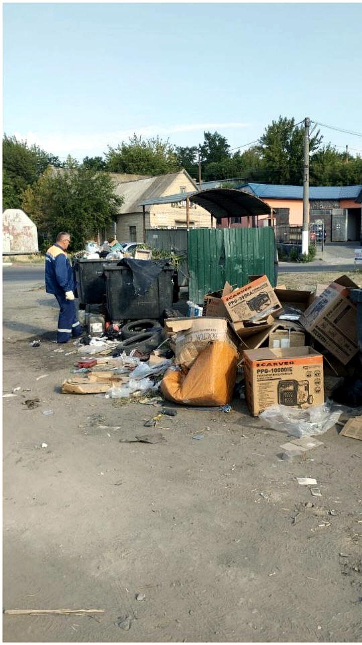 В Мелитополе продолжается борьба с мусором: коммунальщики очищают город
