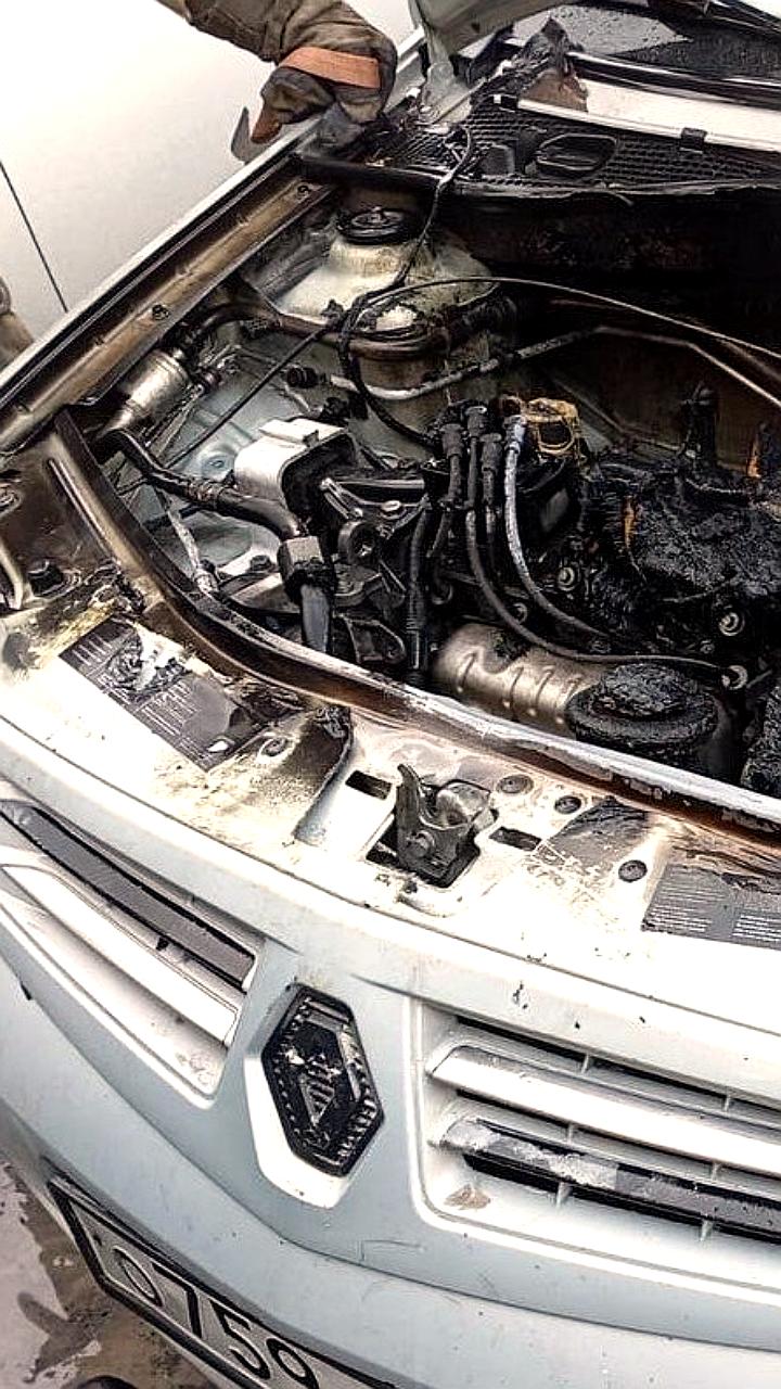 В Выхватинцах сгорел автомобиль Nissan после попытки водителя потушить огонь