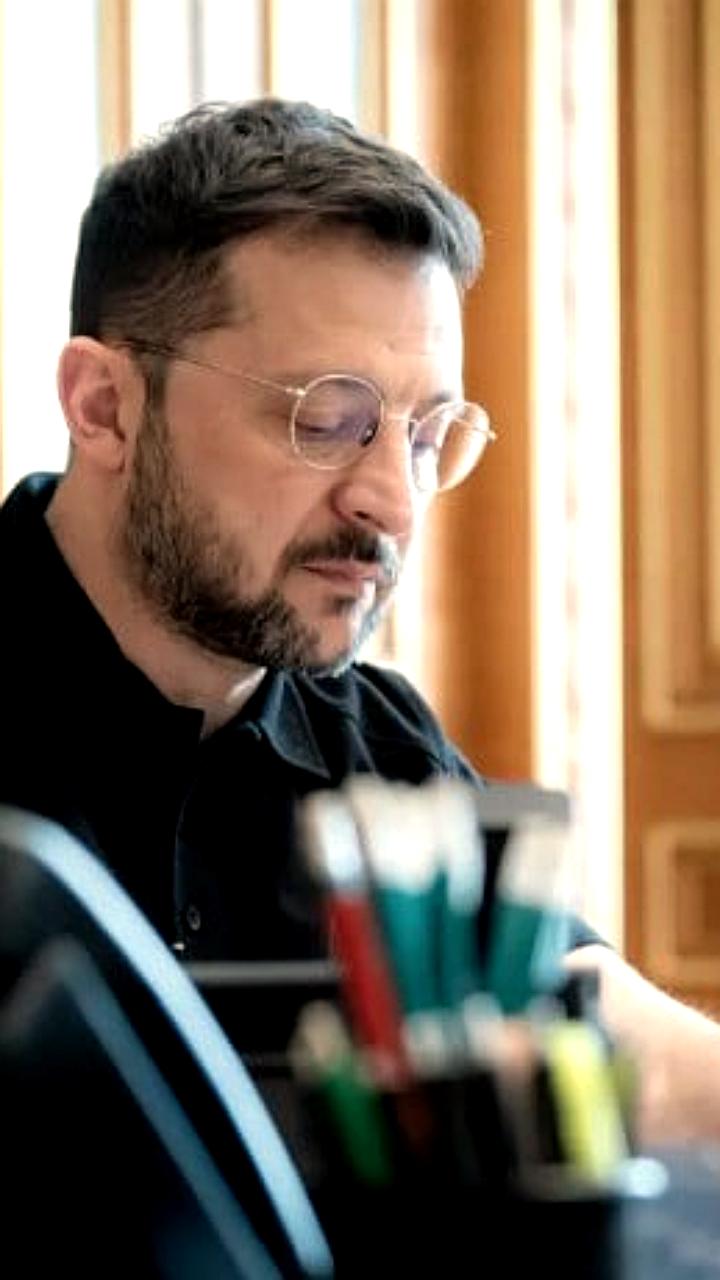 Зеленский подписал законы о военной подготовке студентов-медиков и мобилизации граждан старшего возраста