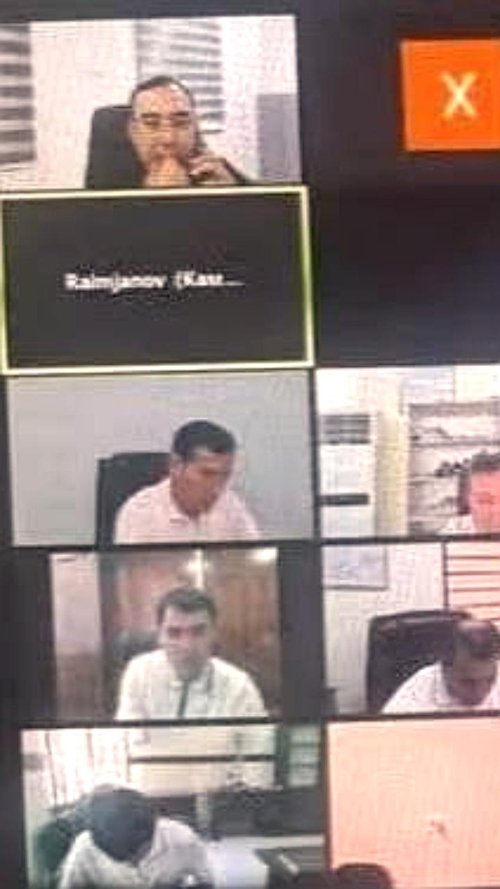 Чиновник из Узбекистана попал в скандал из-за видеозвонка с секретаршей на коленях