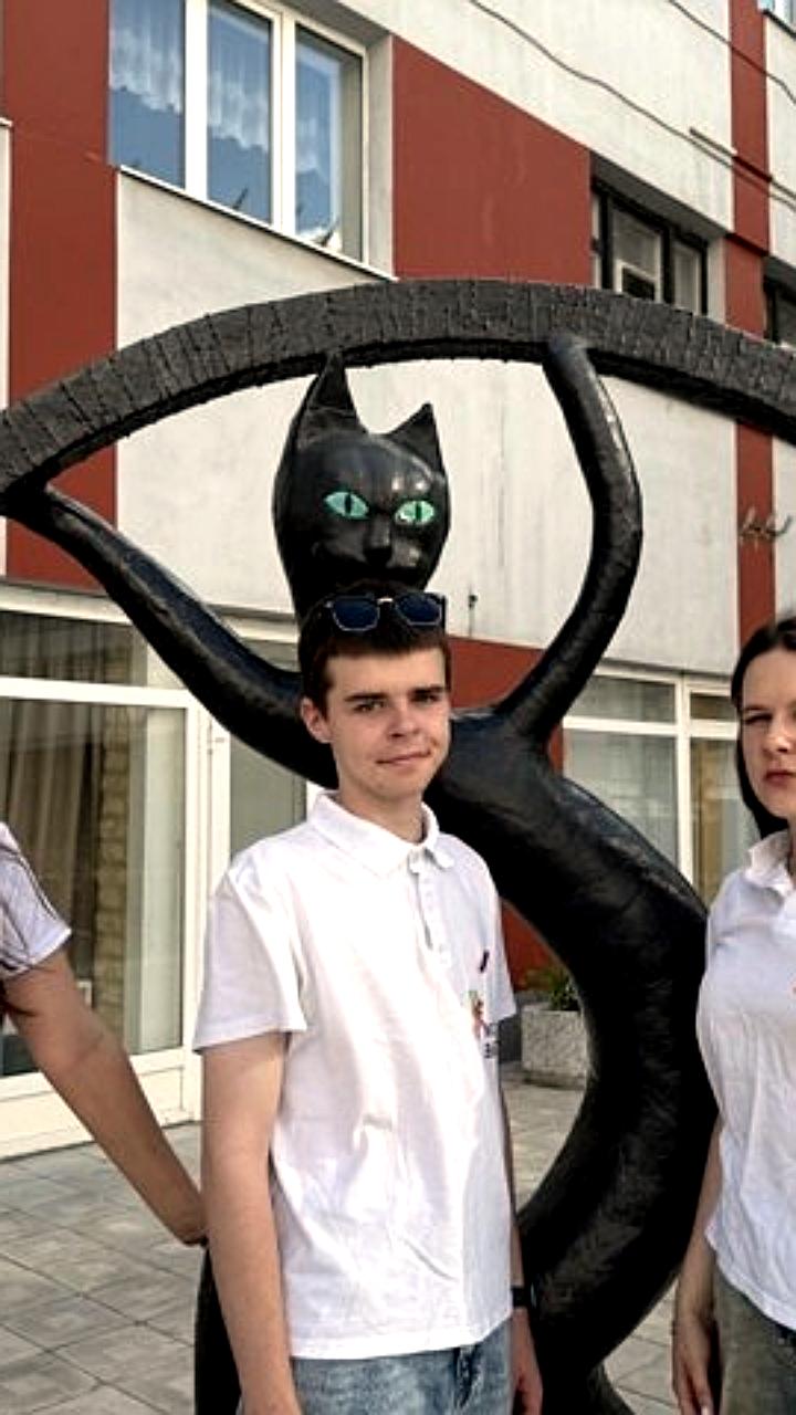 Активисты Мариуполя очистили город от рекламы наркотиков