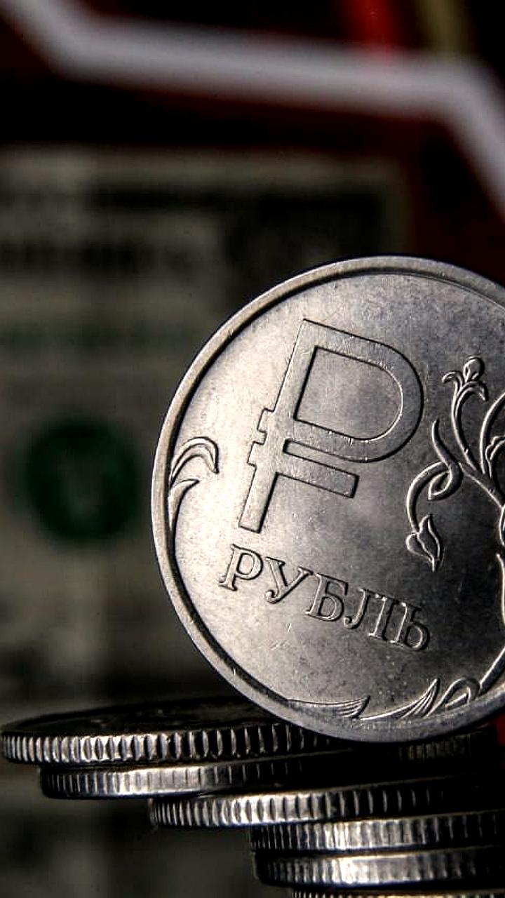 Слабый рубль и рост цен на нефть могут поддержать российскую экономику