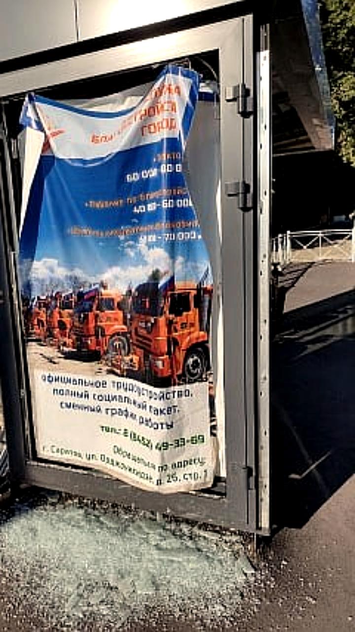 Вандальные акты против остановочных павильонов в Волжском и Саратове