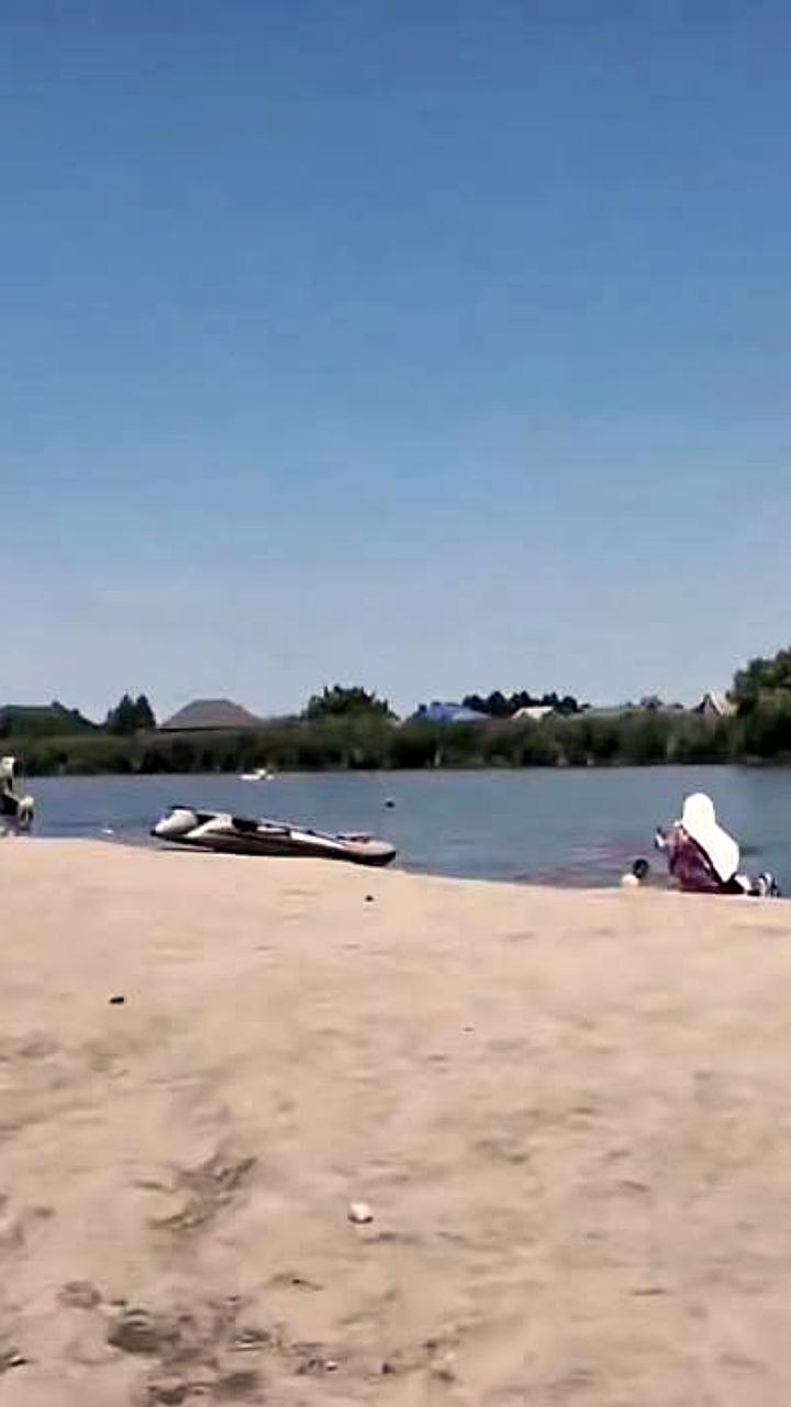 Пляж в Динской закрыт для купания из-за жары и водорослей