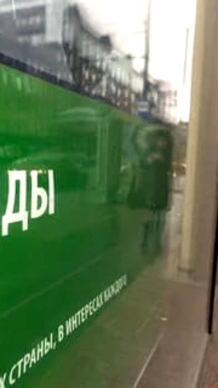 Крупные банки фиксируют отток вкладов, граждане перекладывают средства в мелкие банки