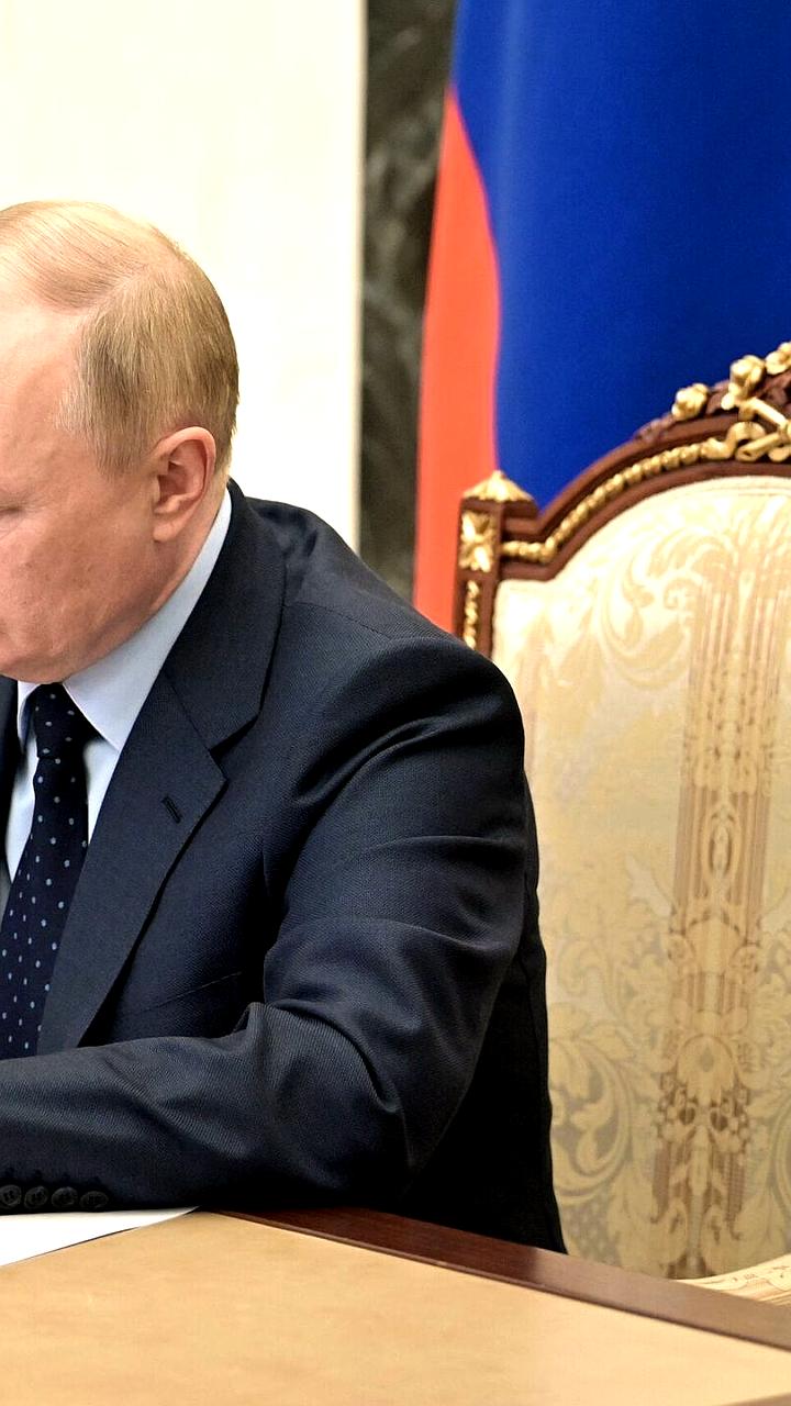 Путин подписал закон о повышении пошлин для автовладельцев и мигрантов с сентября 2025 года