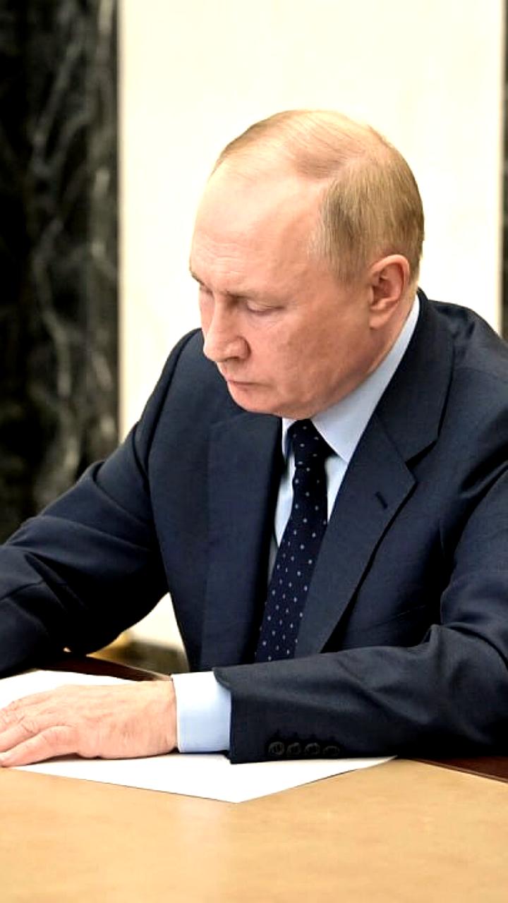 Путин подписал закон о выплатах раненым и льготах для семей погибших участников СВО