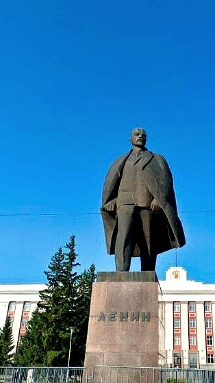 Неудачная попытка ремонта памятника Ленину в Барнауле