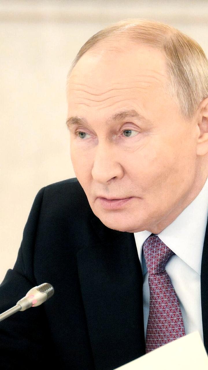 Путин поручил снизить административную нагрузку на учителей и утвердил новые меры по развитию