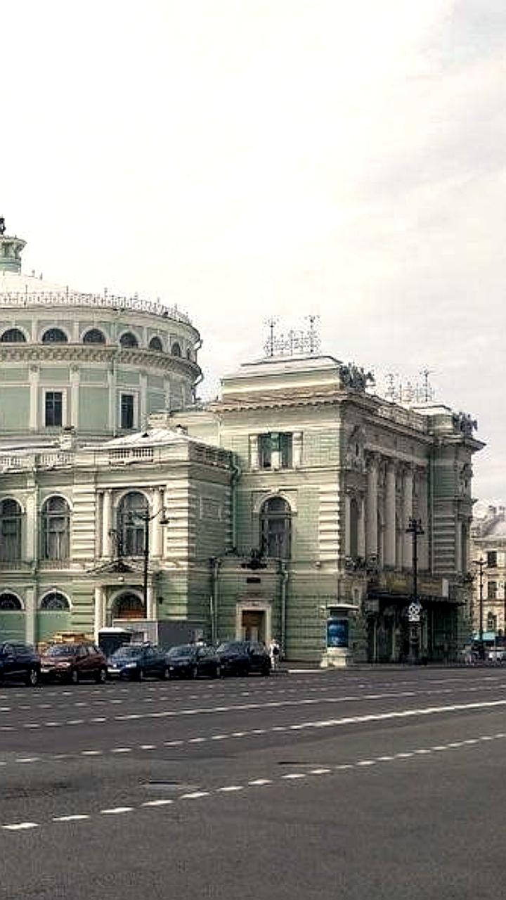 Завершение монтажа стеклянного павильона эвакуационного выхода на станции метро «Театральная»