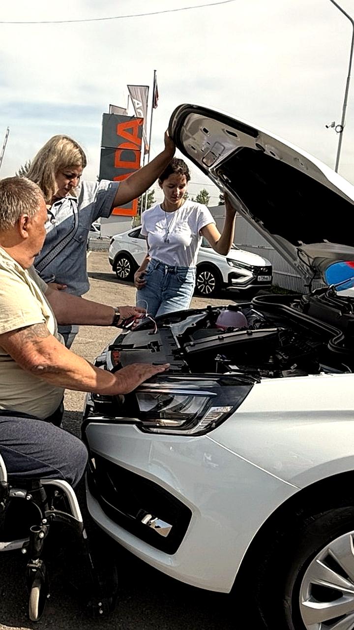 Жители Иркутской и Волгоградской областей получили новые автомобили Lada для реабилитации