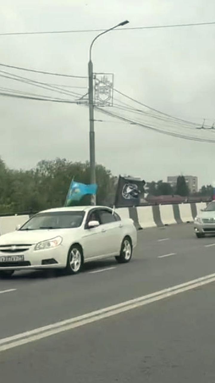 Празднование Дня Воздушно-Десантных войск в Екатеринбурге: парашютные прыжки и марш десантников