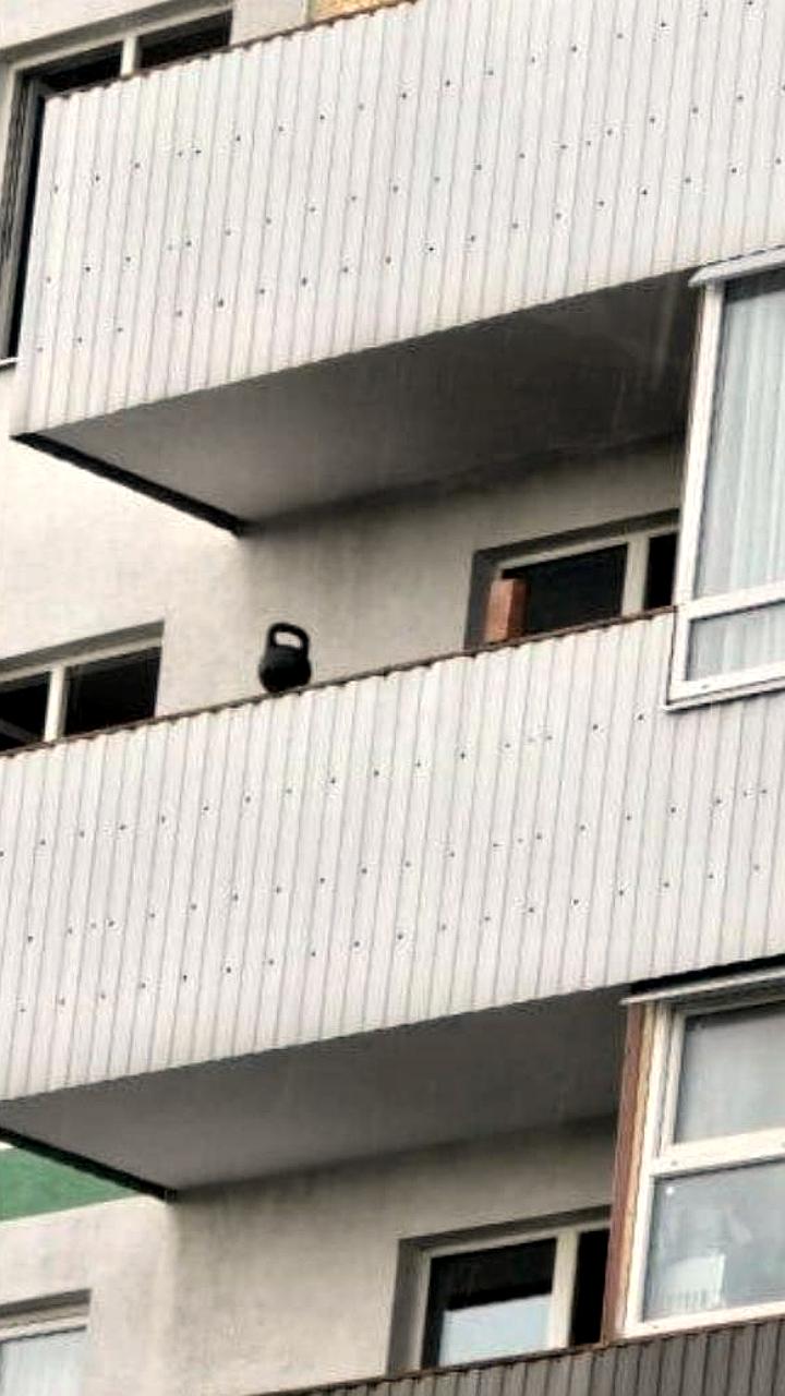 Житель Парголово вновь выставляет гирю на балкон, вызывая беспокойство соседей