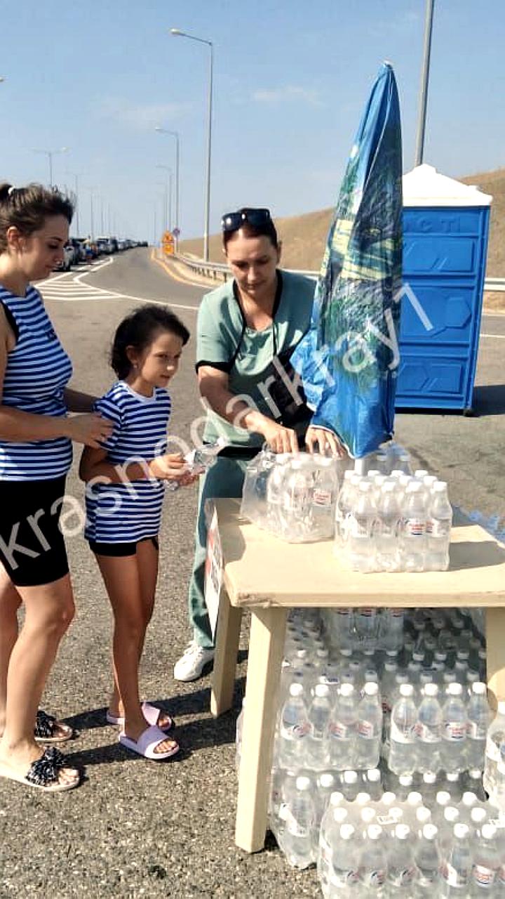 Организация точек выдачи воды на подъездах к Крымскому мосту