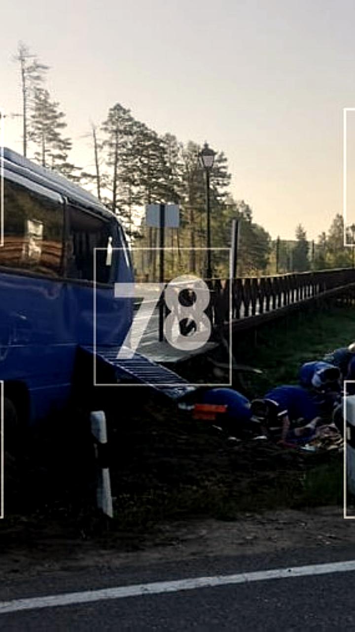 Столкновение грузового поезда и туристического автобуса в Ленинградской области: 2 погибших, 10 раненых