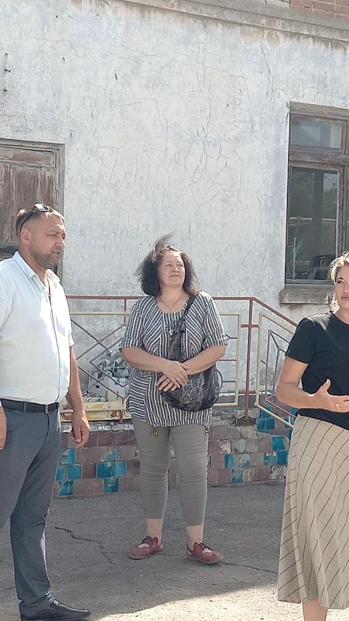 Реконструкция детского сада в Красном: завершение кровельных работ и контроль депутатов